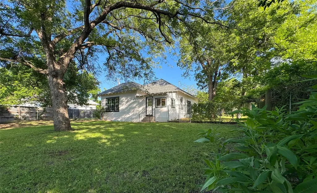 302 E Brenham Street Elgin TX 78621
