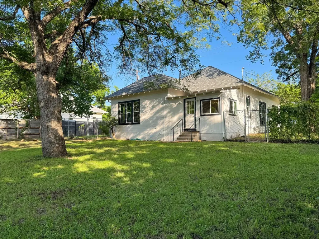 302 E Brenham Street Elgin TX 78621