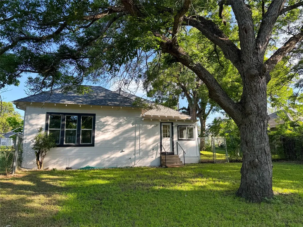 302 E Brenham Street Elgin TX 78621