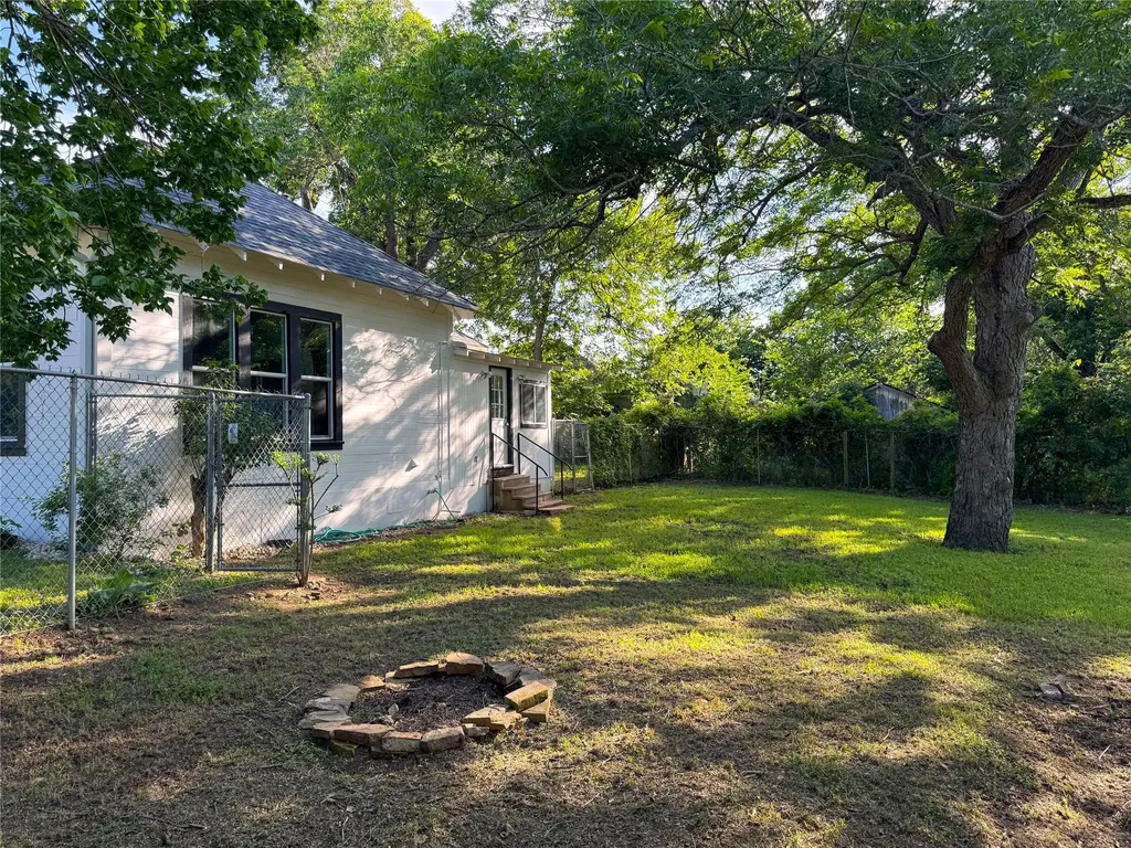 302 E Brenham Street Elgin TX 78621