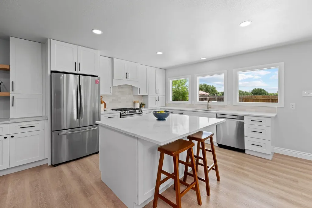902 Dove Cove Taylor TX 76574