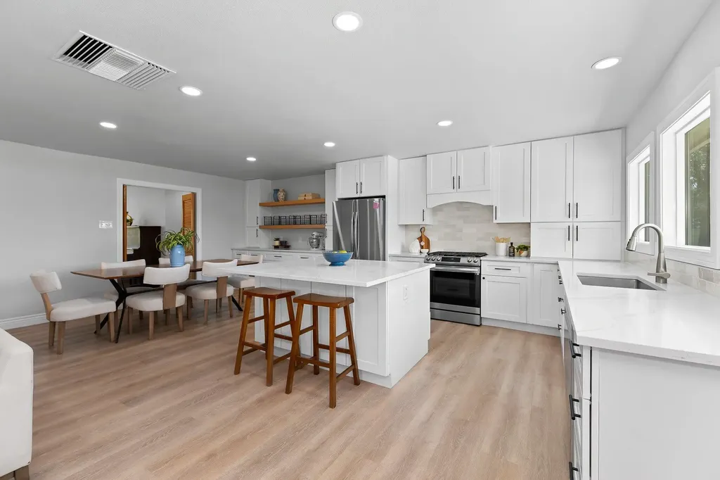 902 Dove Cove Taylor TX 76574