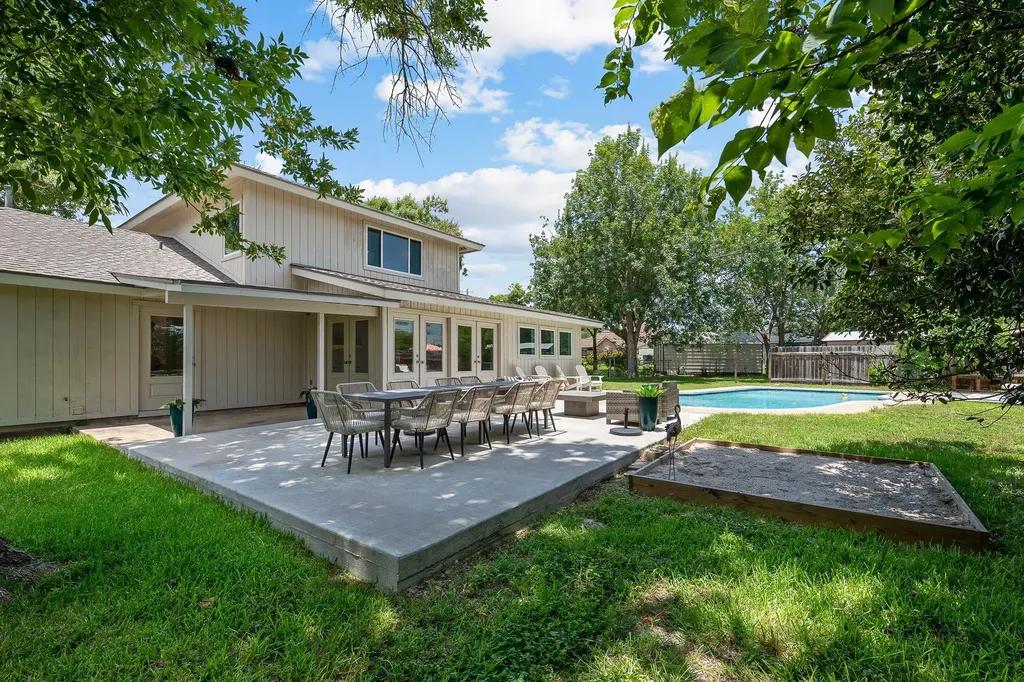 902 Dove Cove Taylor TX 76574
