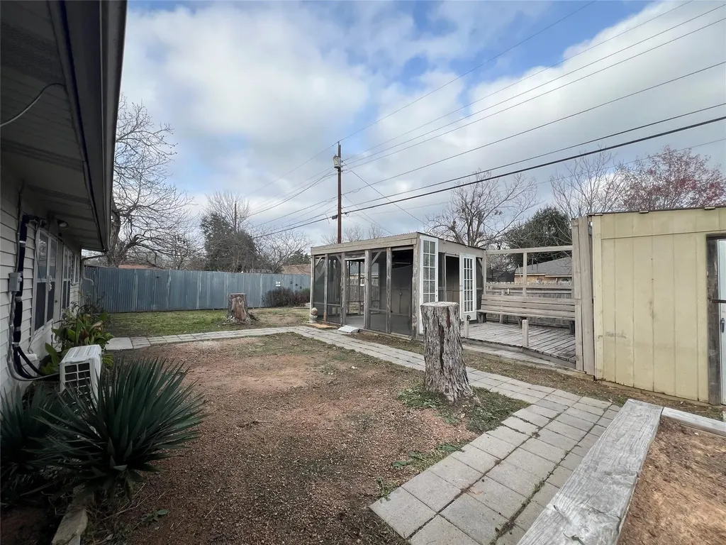 2204 Smith Avenue Taylor TX 76574