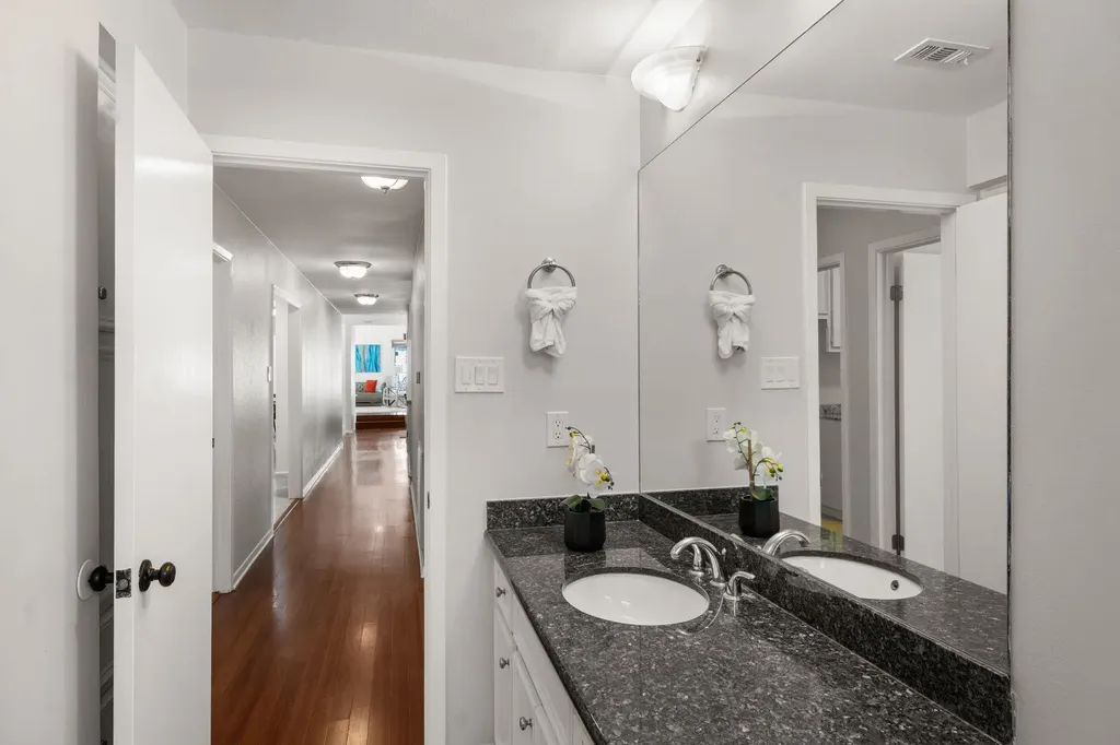 4701 Scottish Woods Cove Austin TX 78746