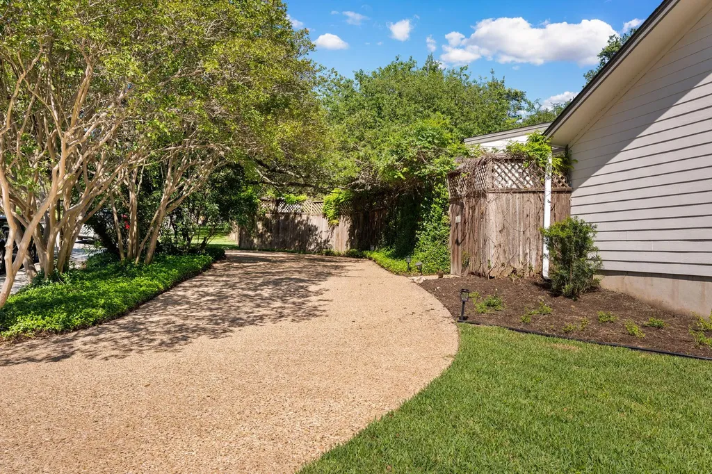 4701 Scottish Woods Cove Austin TX 78746