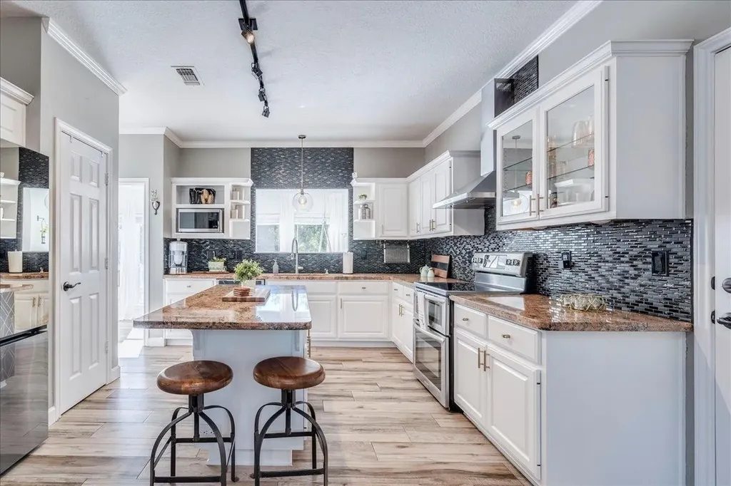 171 N Pin Oak Crossing Elgin TX 78621