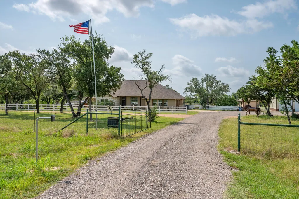 3692 County Road 207 Liberty Hill TX 78642