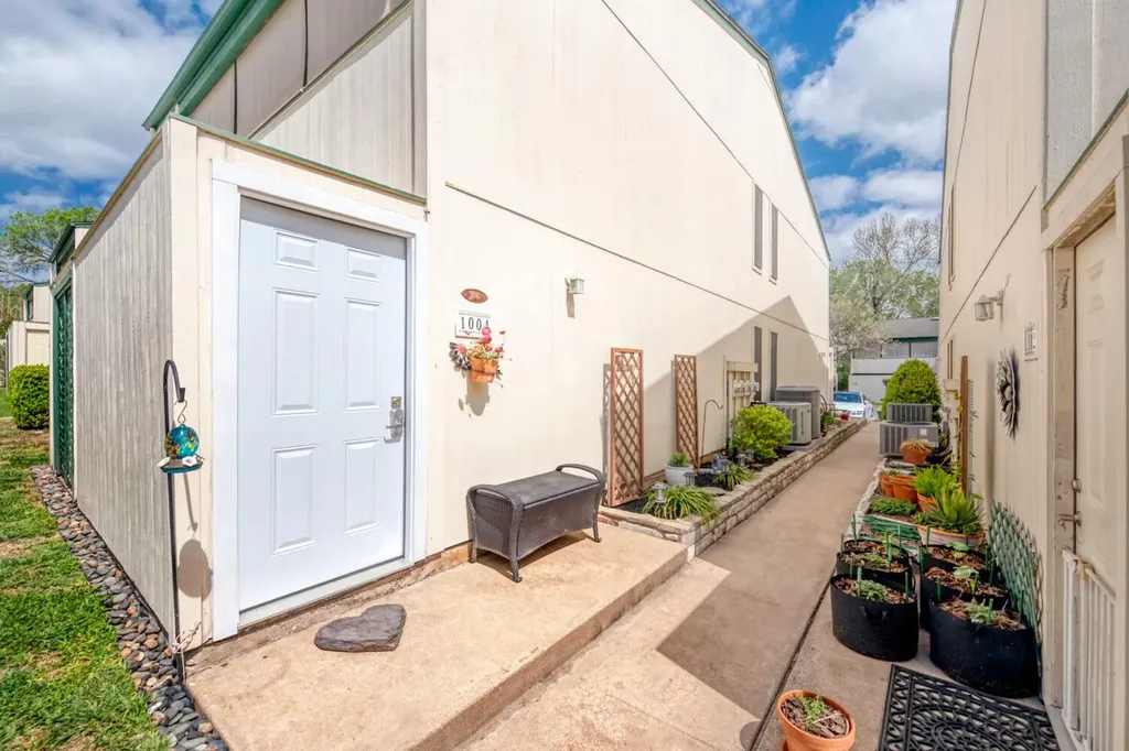 6718 Silvermine Drive Austin TX 78736