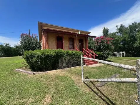 208 SW Texas Street Rockdale TX 76567