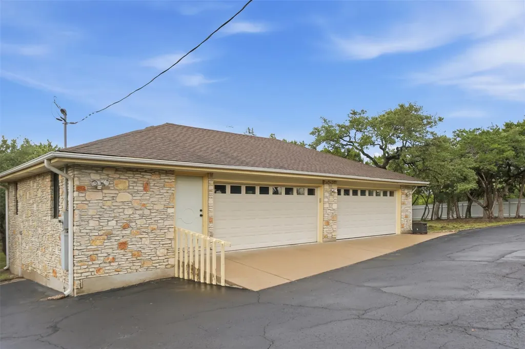 1013 Hidden Hills Drive Dripping Springs TX 78620