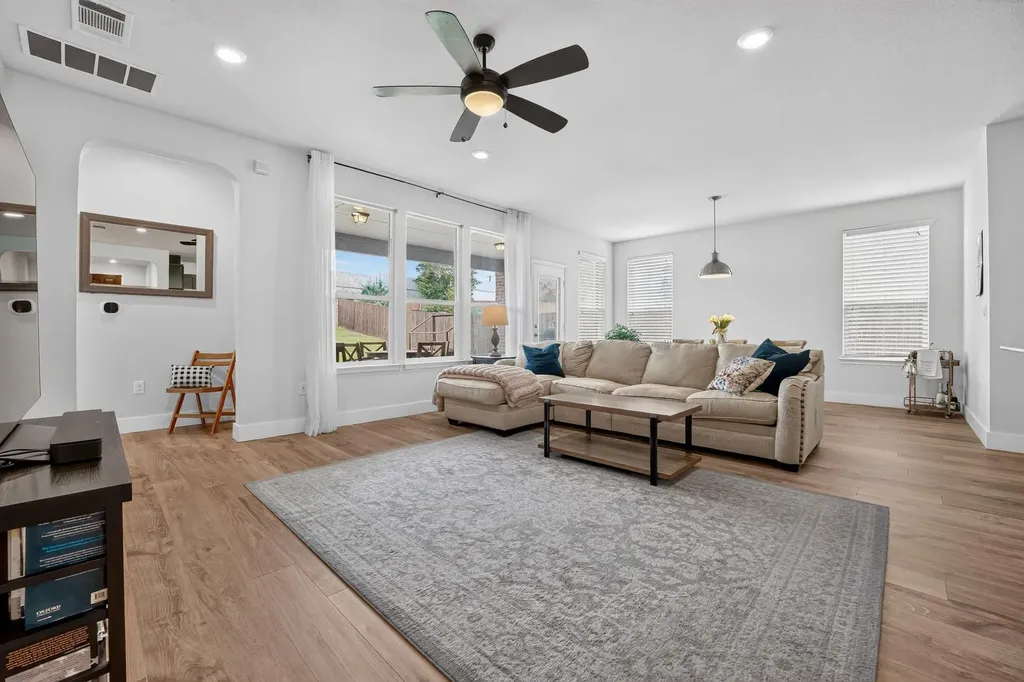 6912 Ondantra Bend Austin TX 78744