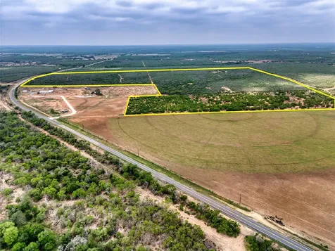 5394 Fm 2200 Road W Devine TX 78016