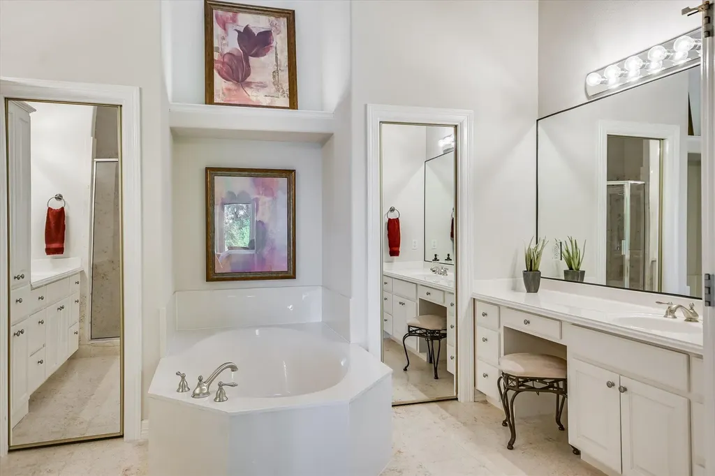 1817 Kingfisher Ridge Cove Lago Vista TX 78645