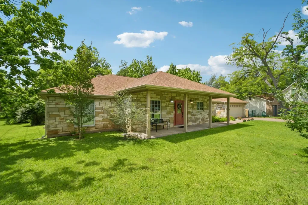 307 W 4th Street Elgin TX 78621