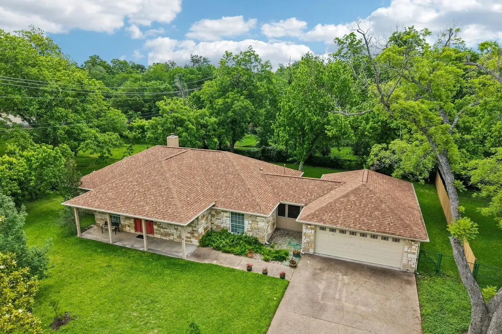 307 W 4th Street Elgin TX 78621
