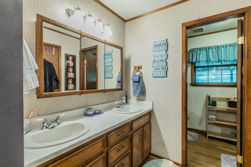 136 Redbird Lane Smithville TX 78957