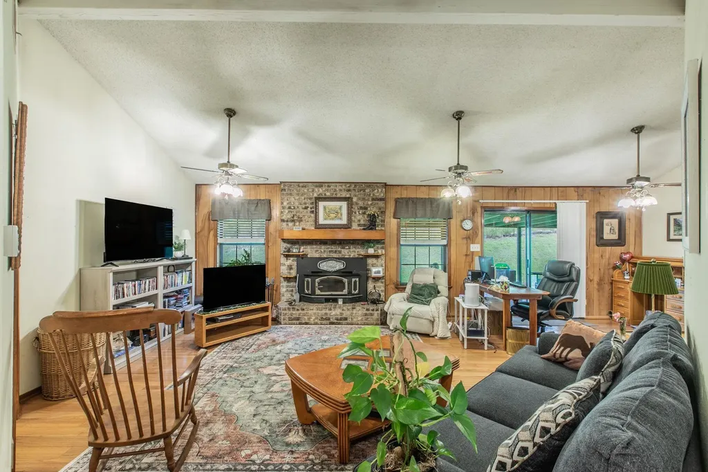 136 Redbird Lane Smithville TX 78957