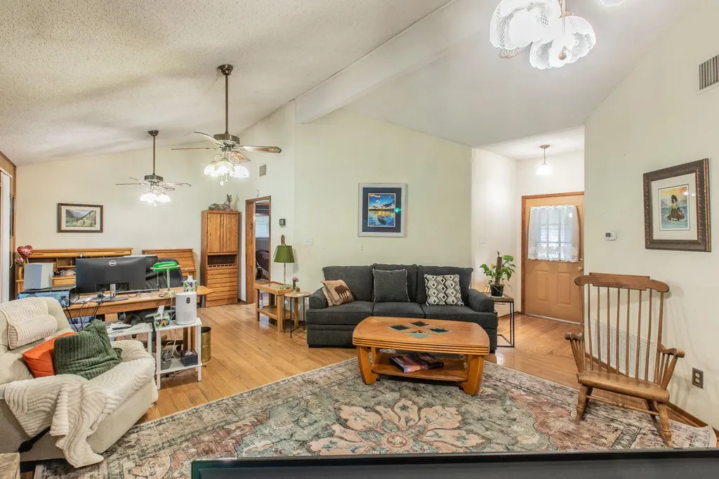 136 Redbird Lane Smithville TX 78957