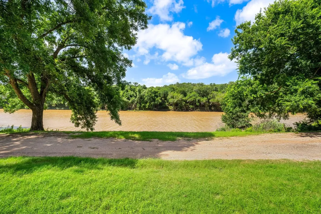 770 N River Road Lampasas TX 76550