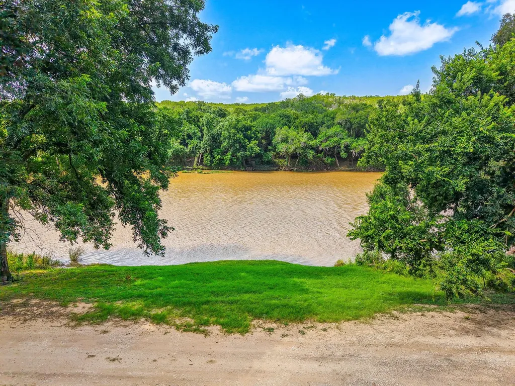 770 N River Road Lampasas TX 76550