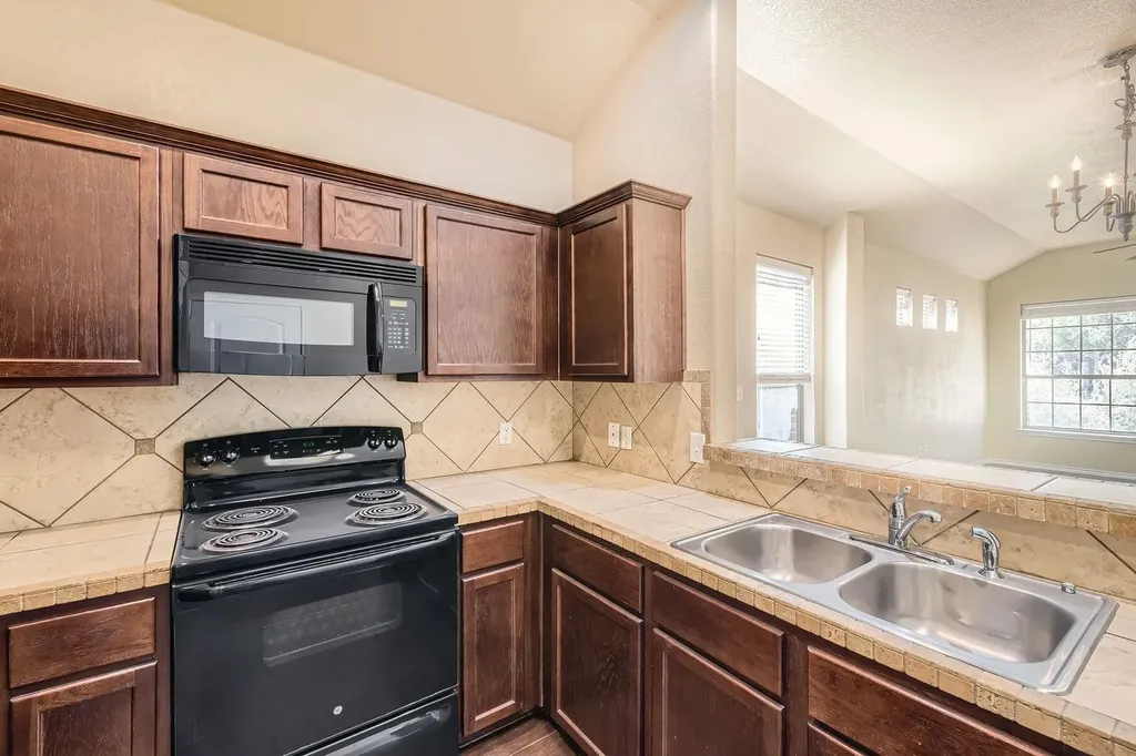 107 Creekside Villa Drive Kyle TX 78640