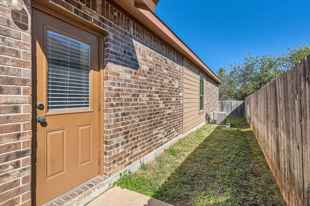 107 Creekside Villa Drive Kyle TX 78640