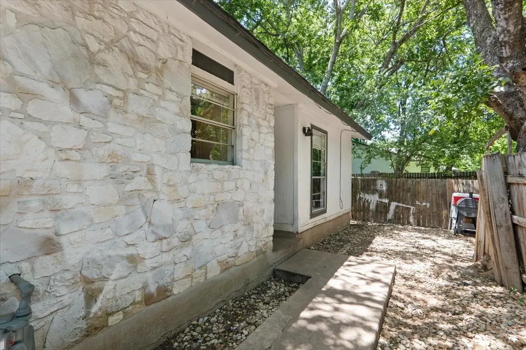 5104 Acorn Cove Austin TX 78744