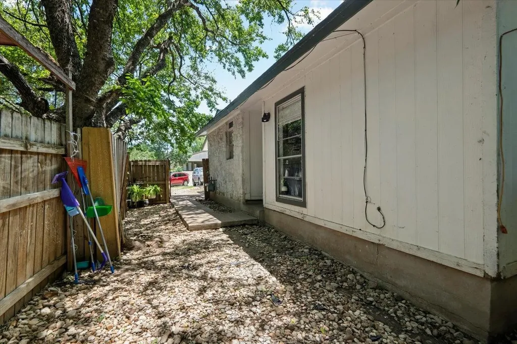 5104 Acorn Cove Austin TX 78744