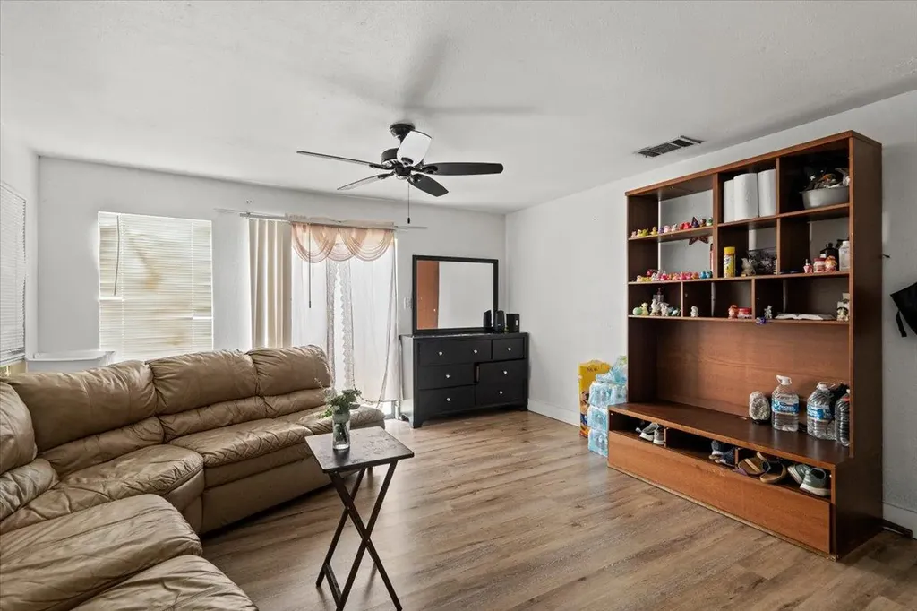 5104 Acorn Cove Austin TX 78744