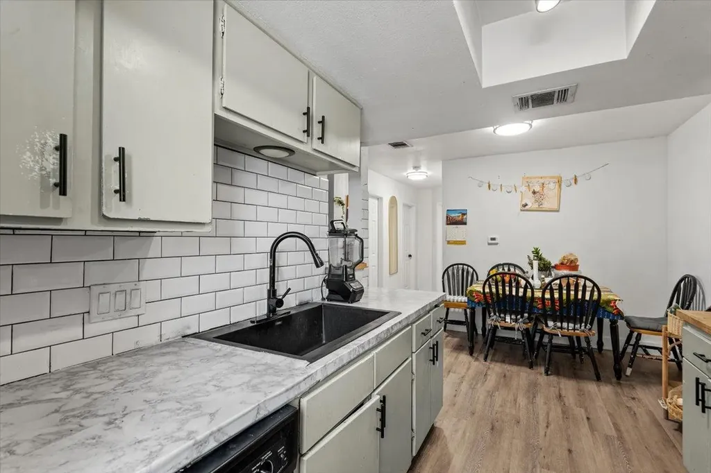 5104 Acorn Cove Austin TX 78744