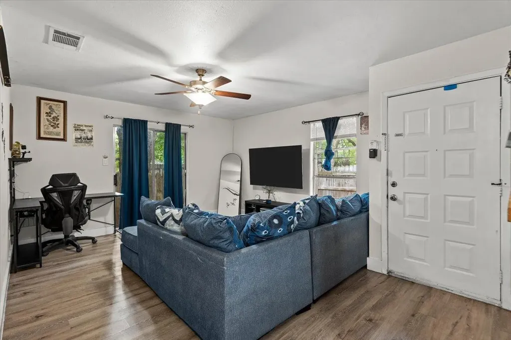 5104 Acorn Cove Austin TX 78744