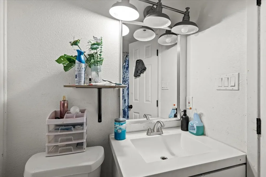 5104 Acorn Cove Austin TX 78744