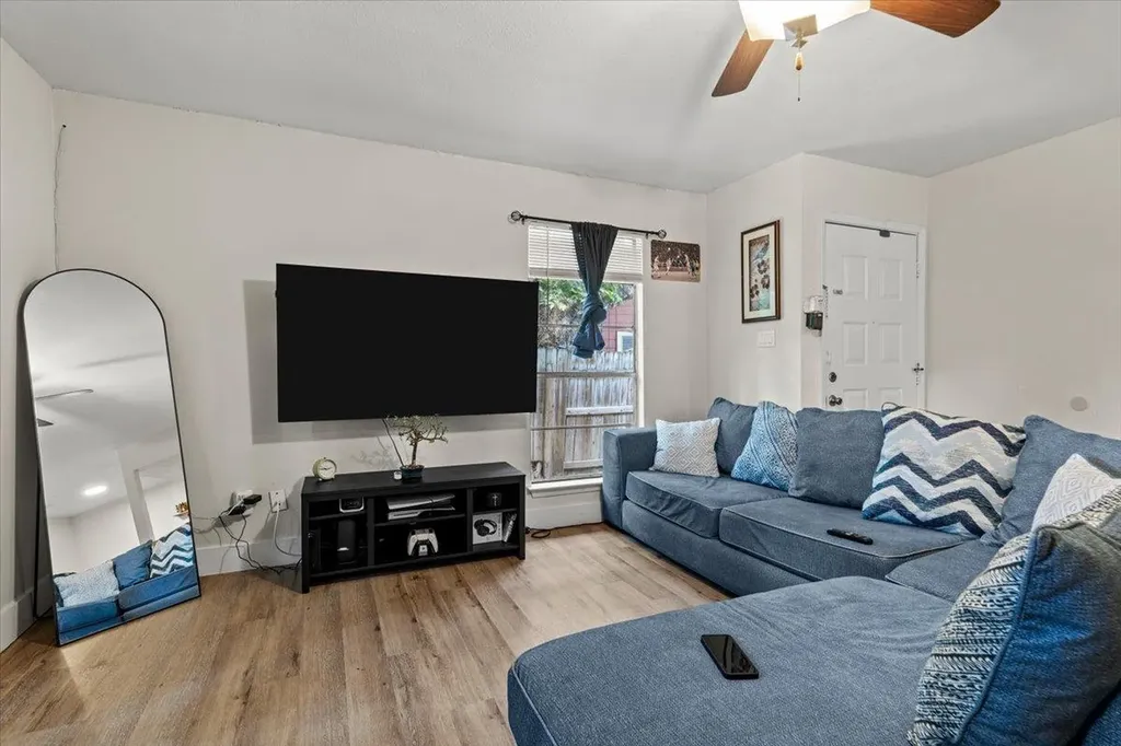 5104 Acorn Cove Austin TX 78744