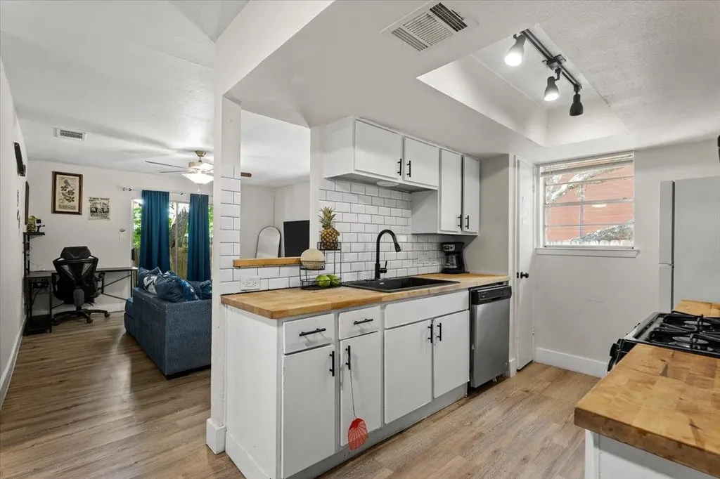 5104 Acorn Cove Austin TX 78744