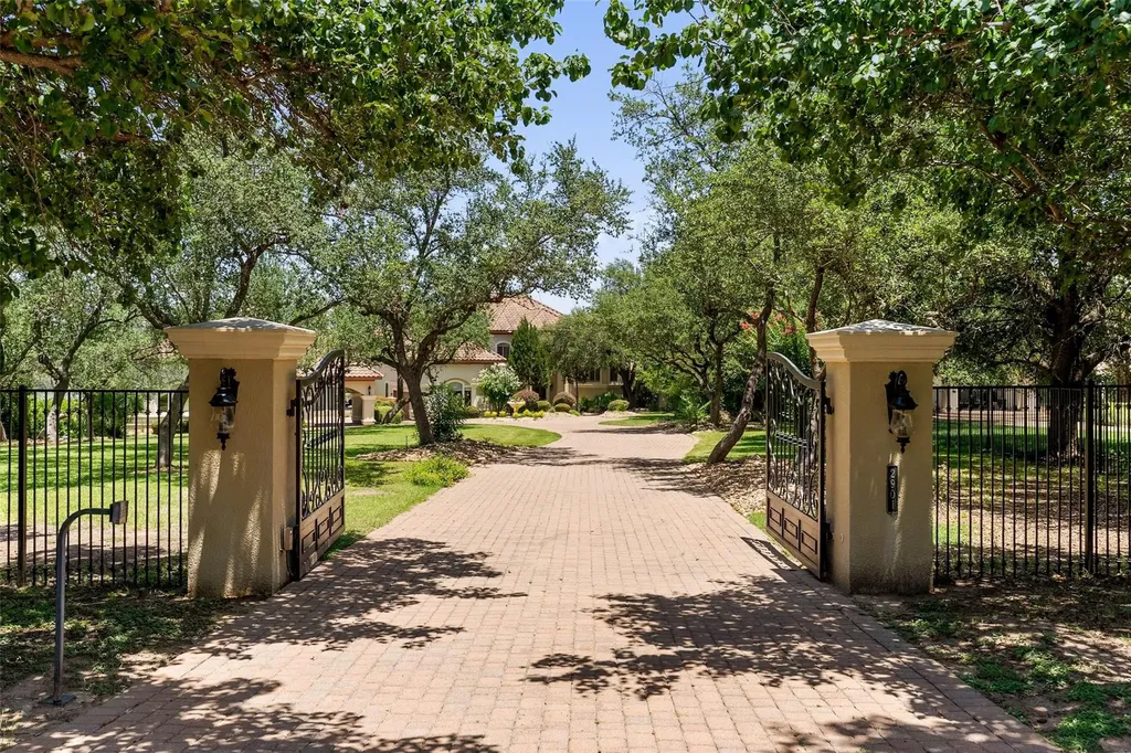 2901 Cliff Point Spicewood TX 78669