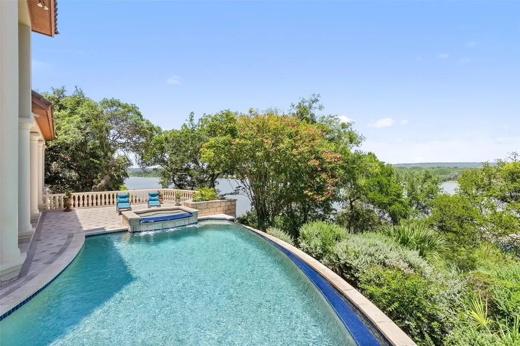 2901 Cliff Point Spicewood TX 78669