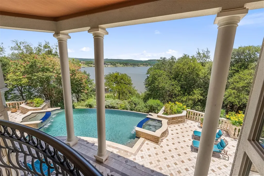 2901 Cliff Point Spicewood TX 78669