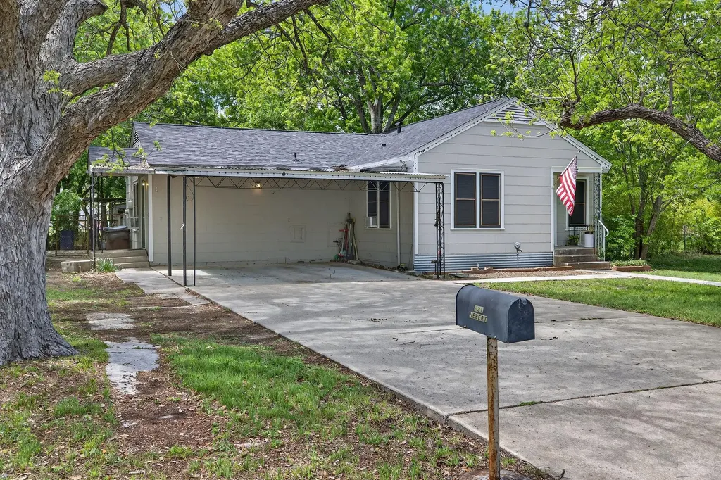 621 S Main Street Lockhart TX 78644