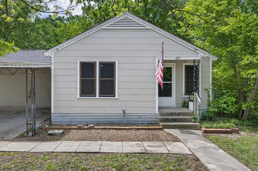 621 S Main Street Lockhart TX 78644