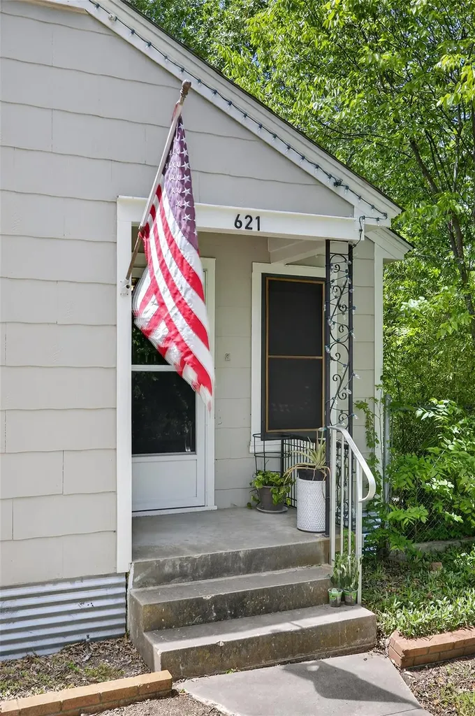 621 S Main Street Lockhart TX 78644