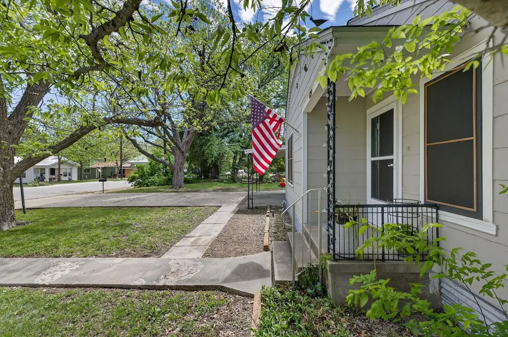 621 S Main Street Lockhart TX 78644