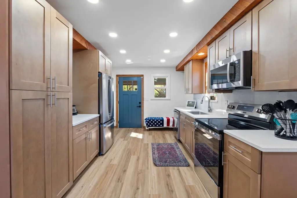 205 Shadows Drive Spicewood TX 78669