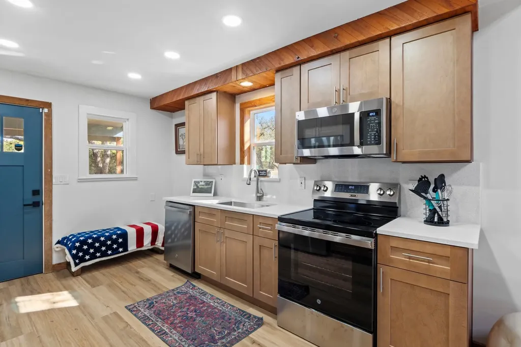 205 Shadows Drive Spicewood TX 78669