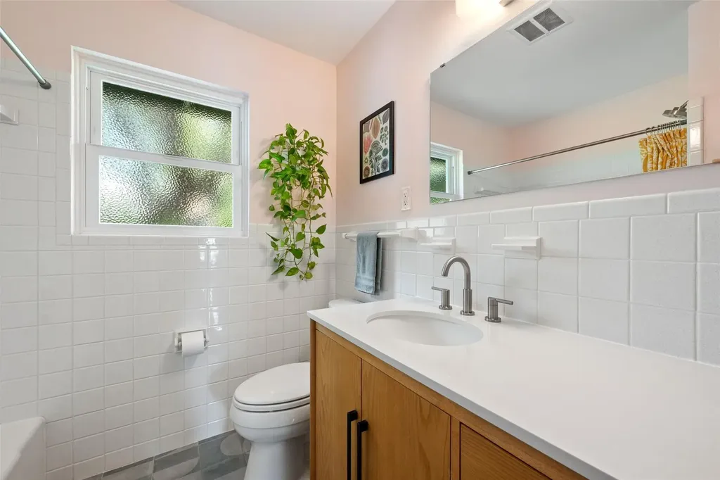 102 E Crestland Drive Austin TX 78752