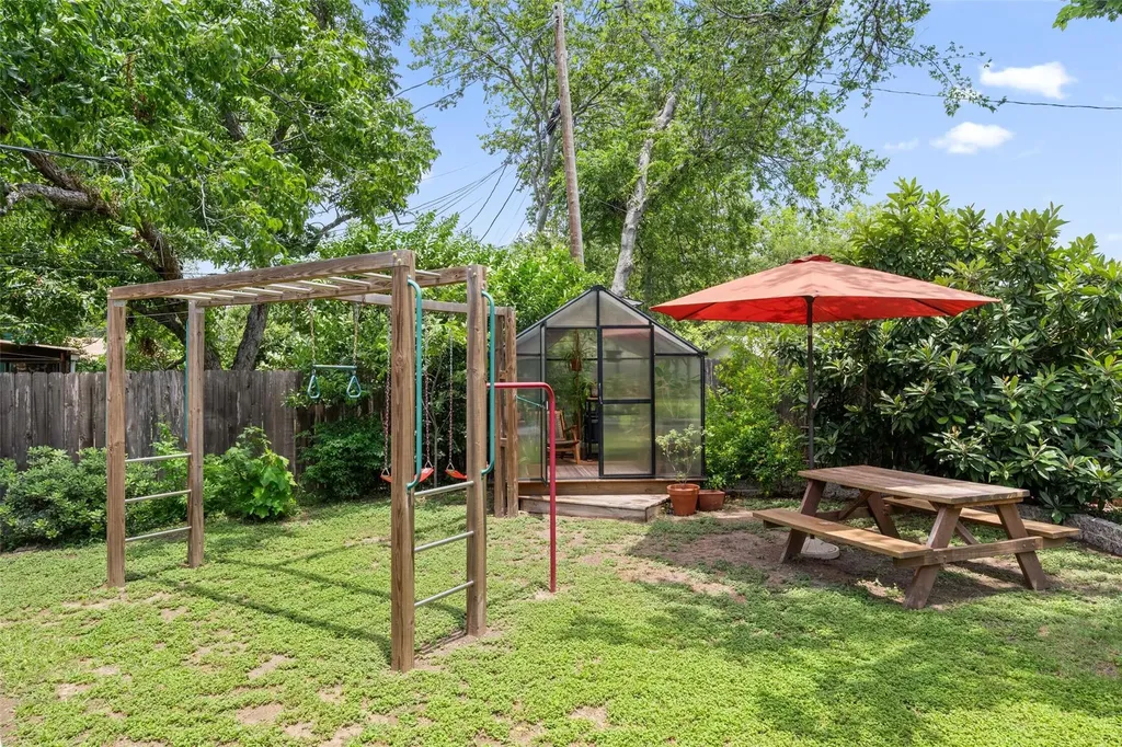 102 E Crestland Drive Austin TX 78752