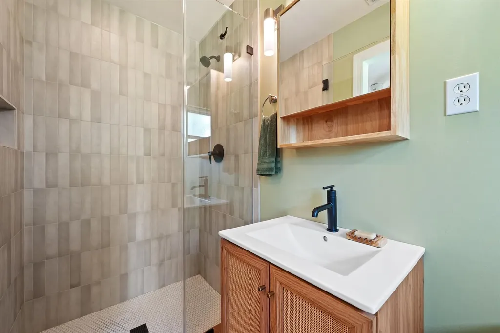 102 E Crestland Drive Austin TX 78752