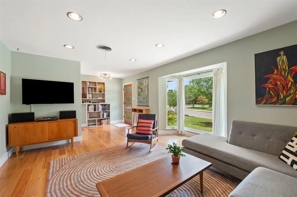 102 E Crestland Drive Austin TX 78752