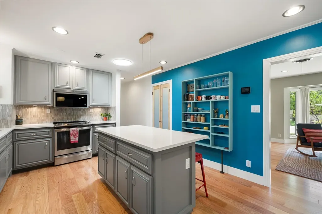 102 E Crestland Drive Austin TX 78752