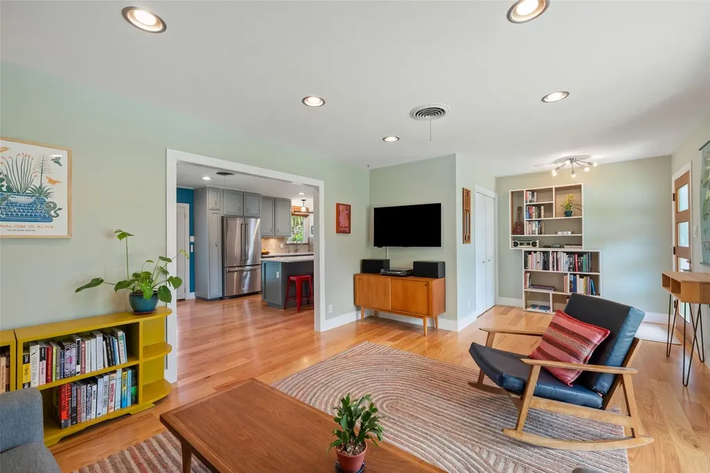 102 E Crestland Drive Austin TX 78752